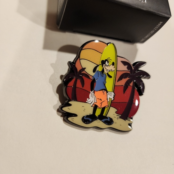 Loungefly Disney Mickey Mouse & Friends Goofy Sunset Beach Blind Box Pin Opened - Picture 6 of 11